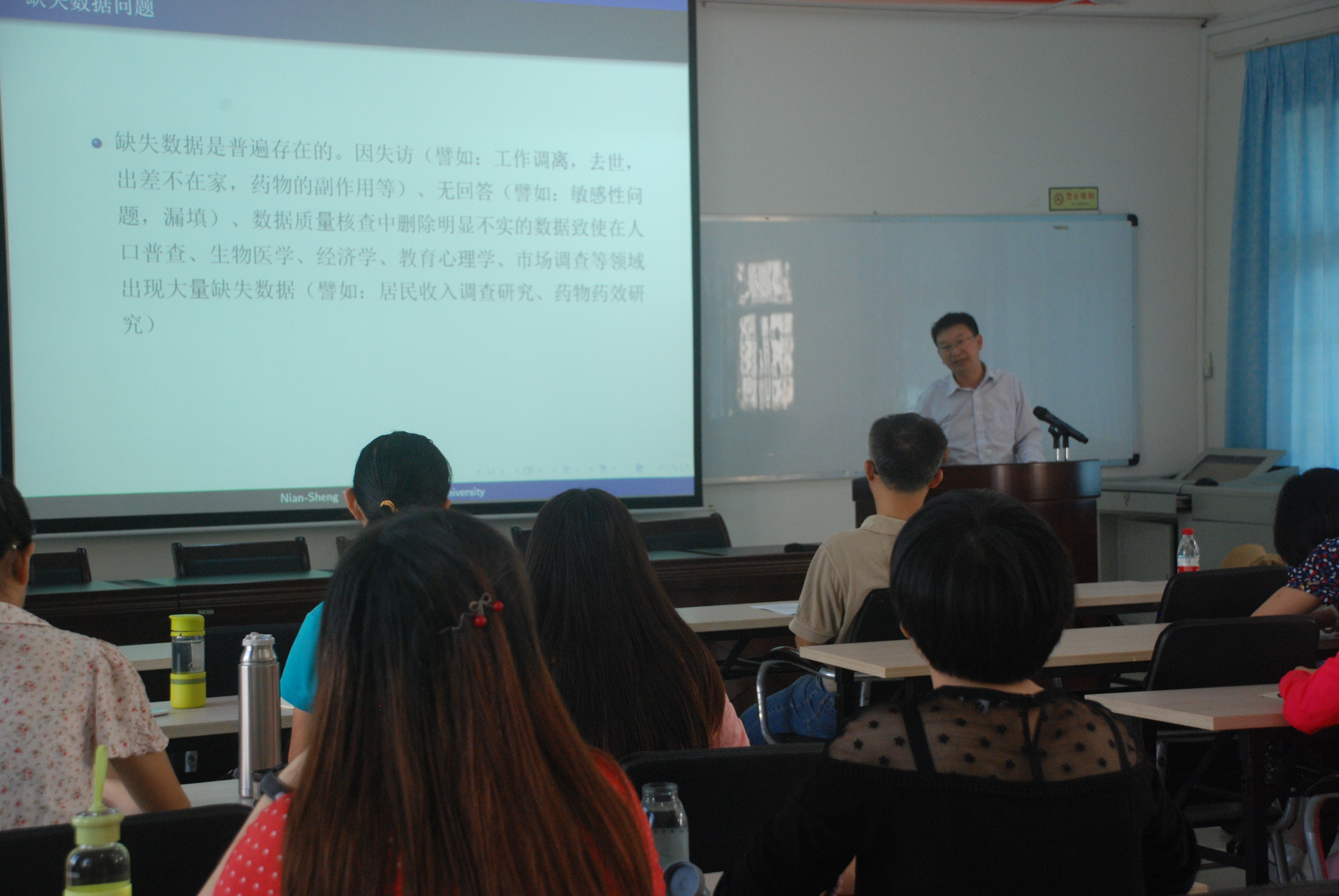 云南大学数学与统计学院唐年胜教授来我校讲学