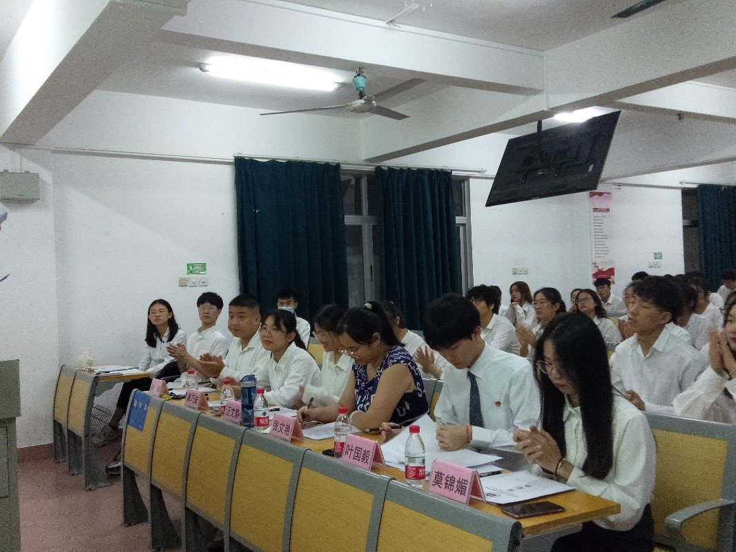 海南师范大学数学与统计学院第七十二届团委学生会授牌大会