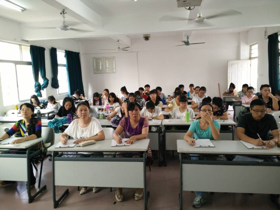笔尖上的律动，讲台上的风采 ——记数学与统计学院教师技能大赛板书技能比赛