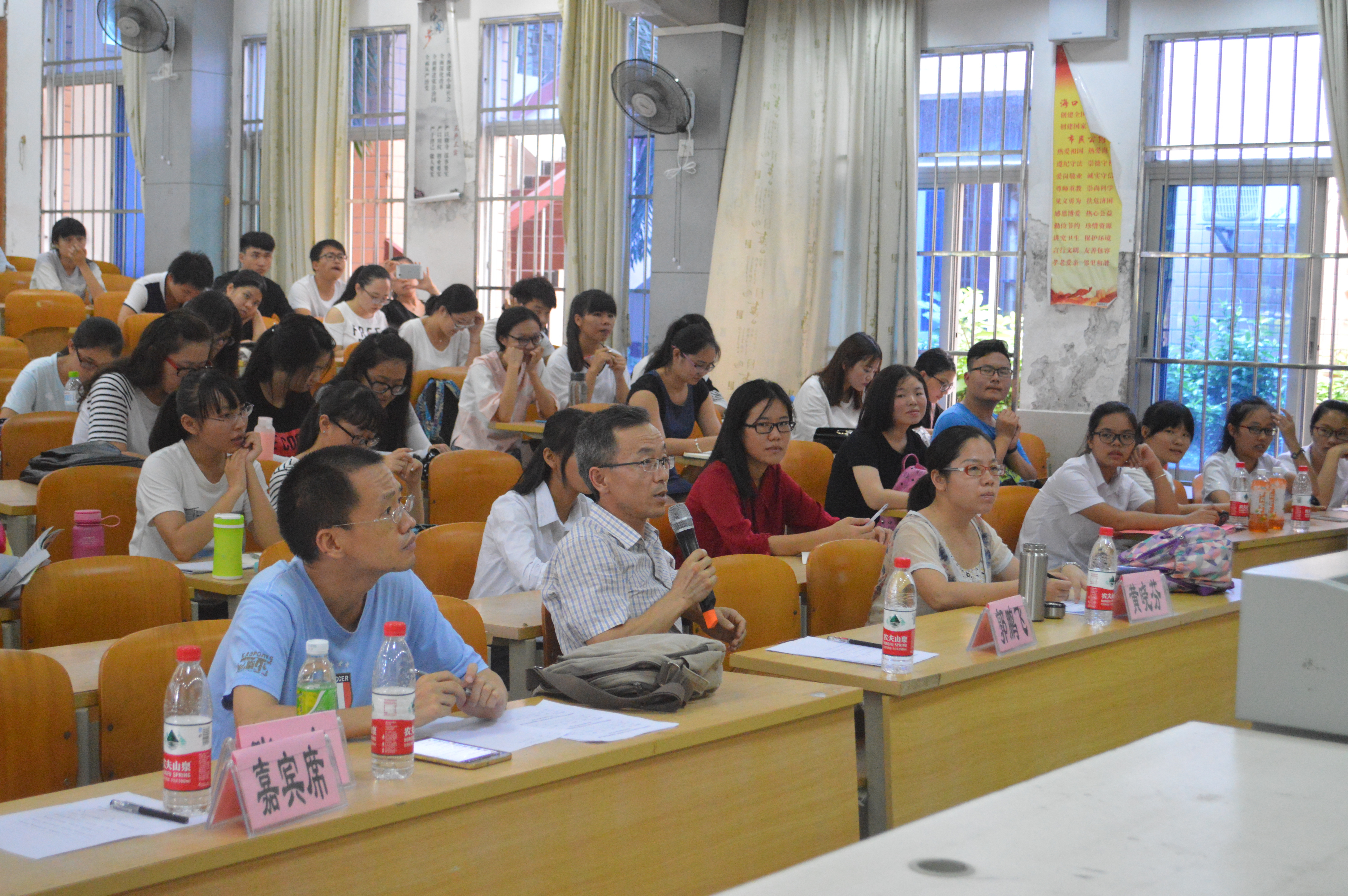 用板书展现教师风采，用语言体现教师魅力——记数学与统计学院第六届教师技能大赛之板书技能大赛