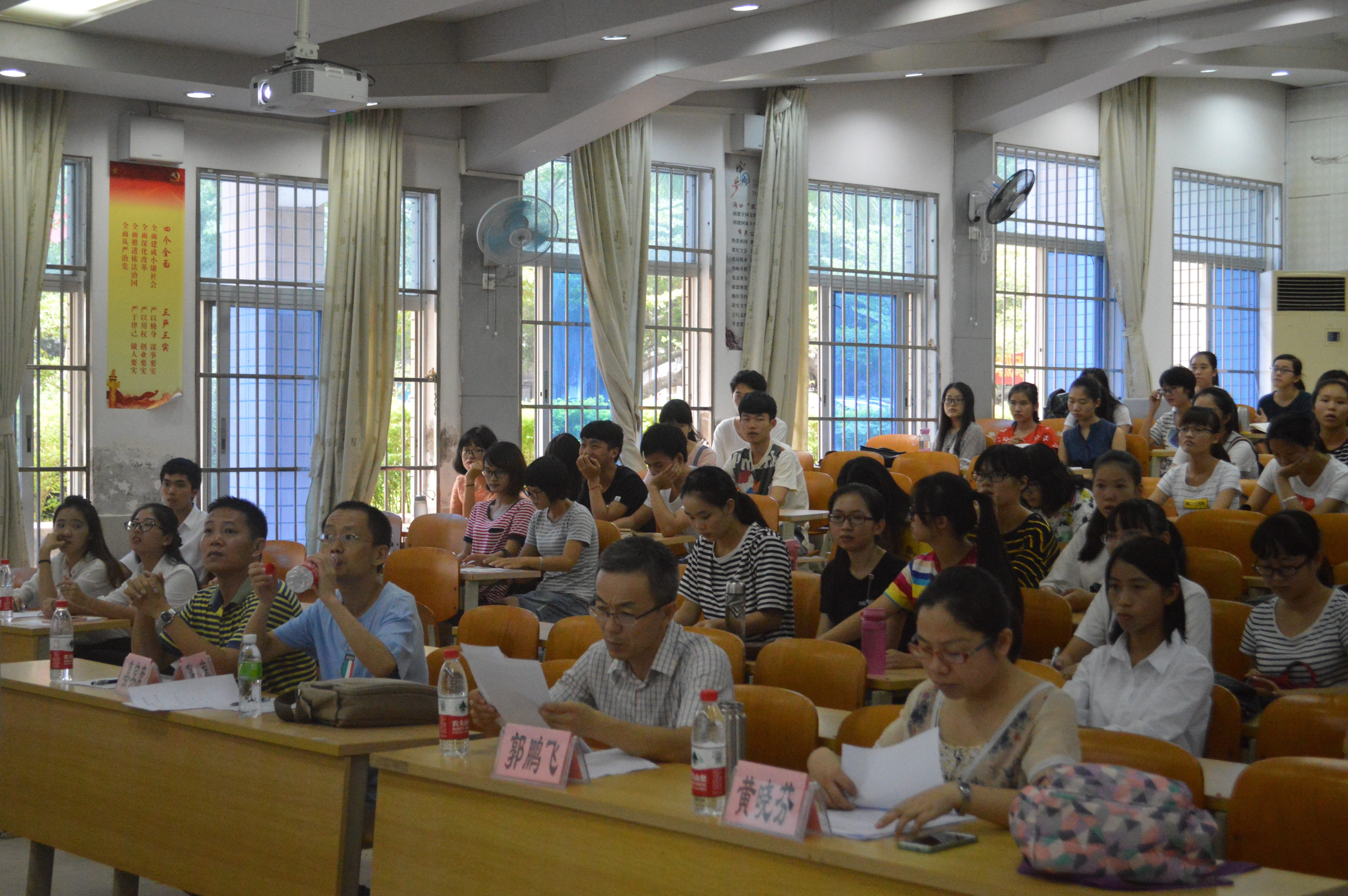 用板书展现教师风采，用语言体现教师魅力——记数学与统计学院第六届教师技能大赛之板书技能大赛