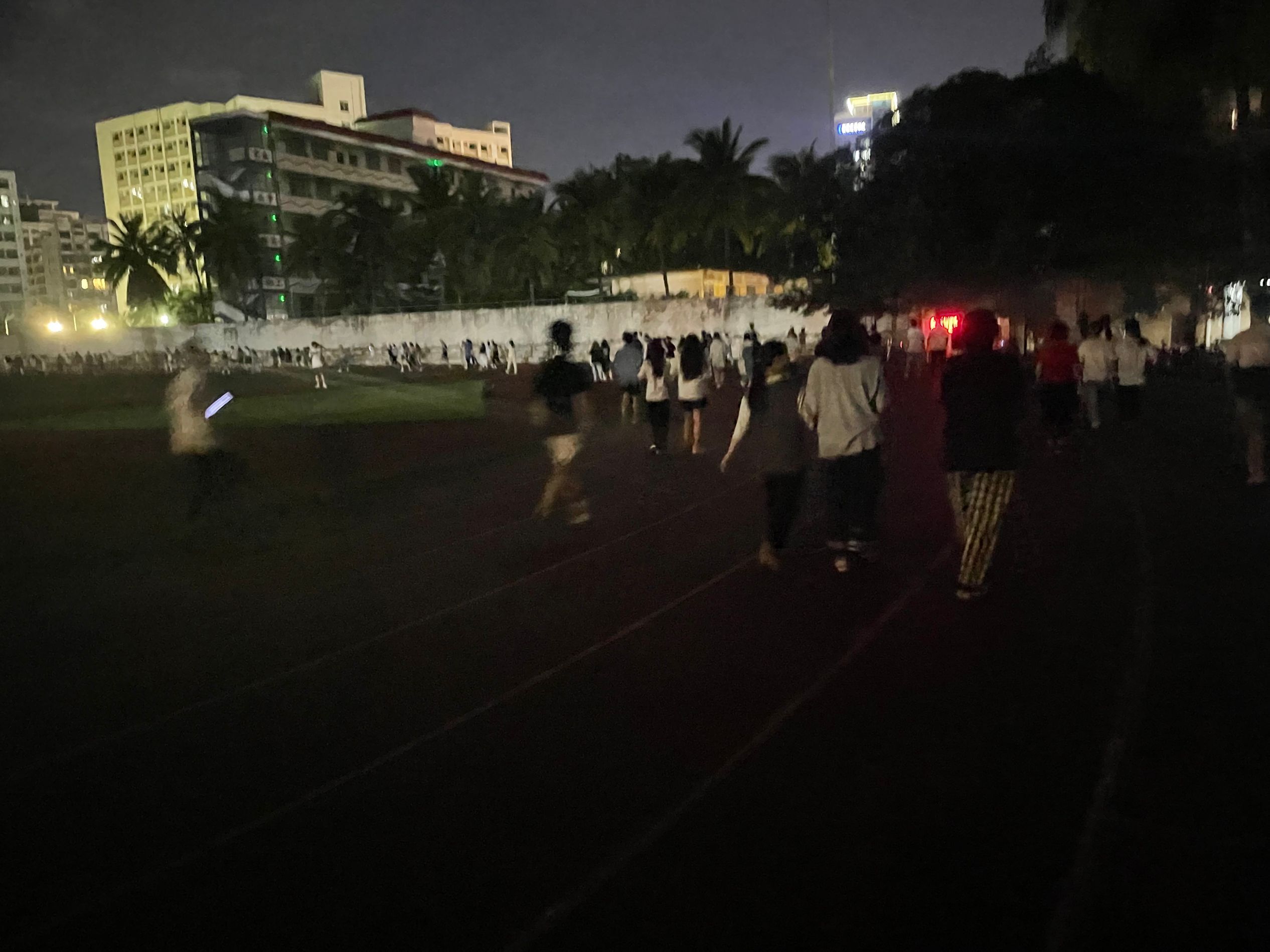 “夏至·立行”荧光夜跑