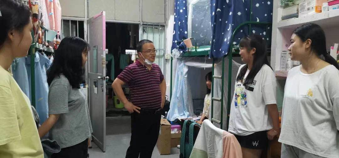 我院领导新学期走访慰问学生
