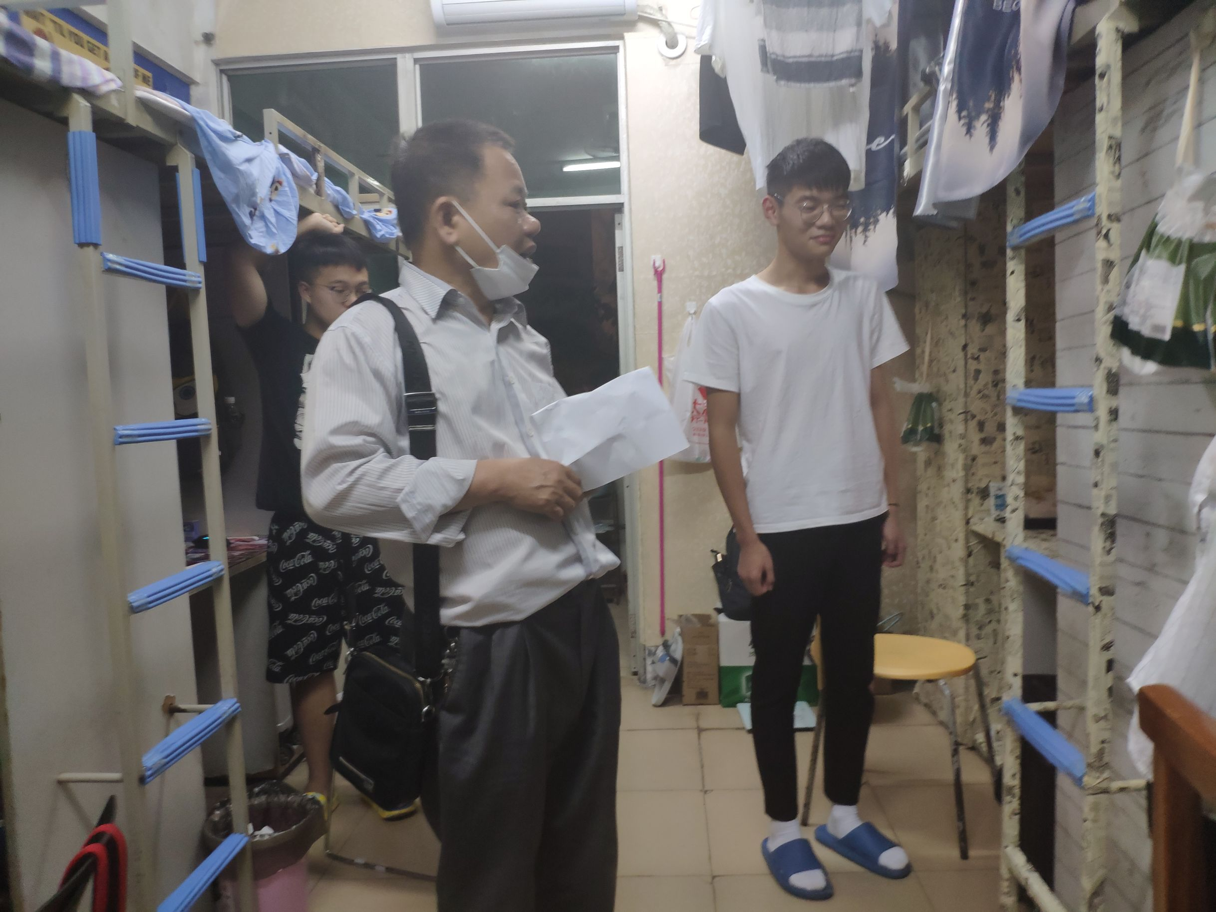 我院领导新学期走访慰问学生
