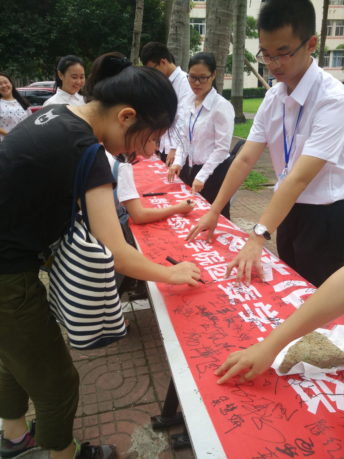 走向阅读社会，共享阅读快乐——记海南师范大学数学与统计学院团委学生会晨读签字活动