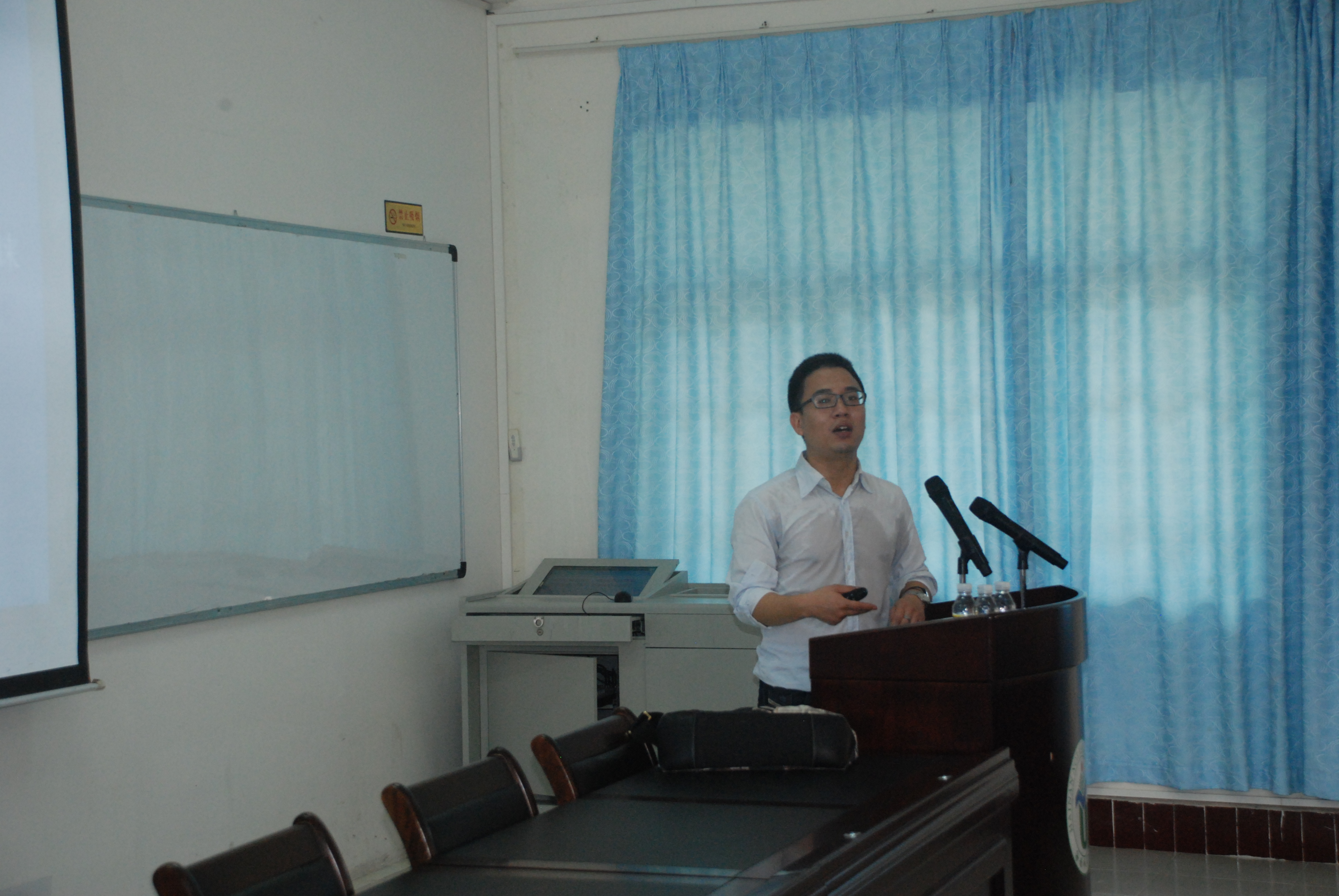 宁波诺丁汉大学温从华教授来我校讲学
